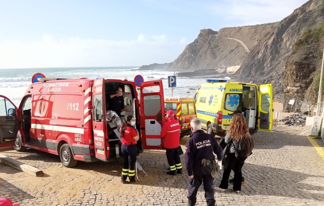 Auxiliado praticante de parapente na praia da Arrifana em Aljezur