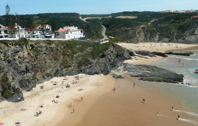 Pescador morre após queda de falésia na Zambujeira do Mar