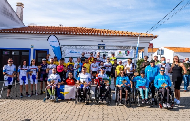 Vinte e oito paraciclistas iniciaram hoje a época na Zambujeira do Mar