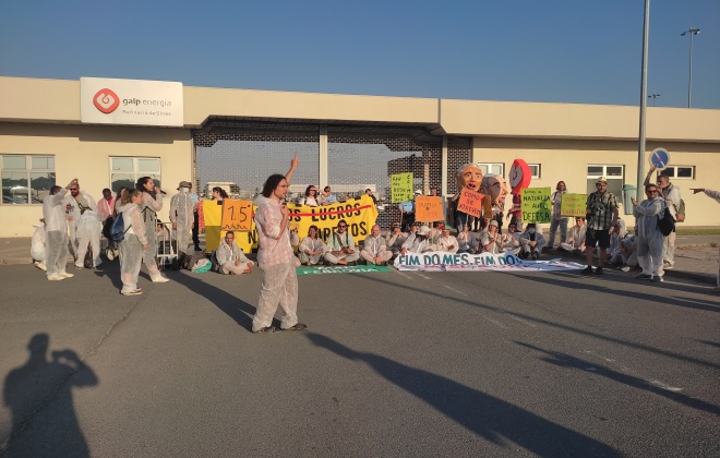 Centena de ativistas está concentrada na Refinaria de Sines