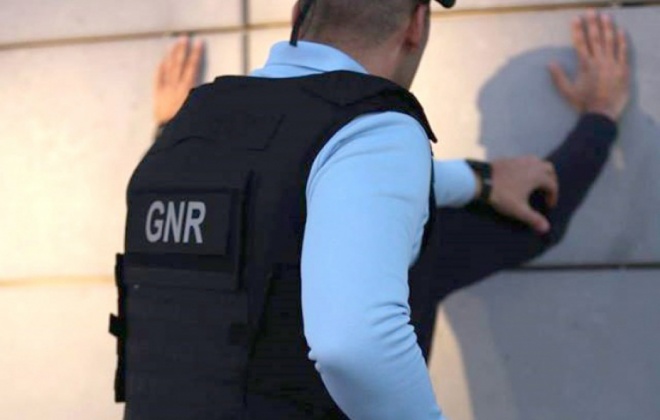 GNR de Grândola deteve em flagrante um homem por furto em residência