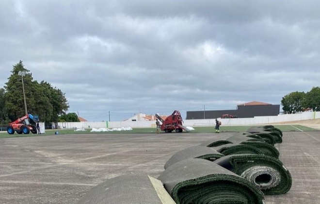 Estádio Municipal de Alcácer do Sal recebe novo relvado sintético