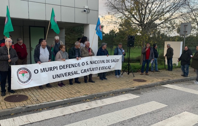 Manifestação frente ao Hospital do Litoral Alentejano exige investimento nos profissionais de saúde