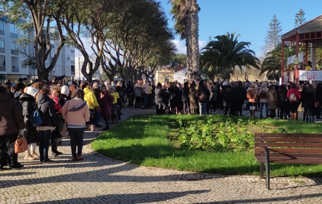 Concentração junta professores e pessoal não docente em Sines