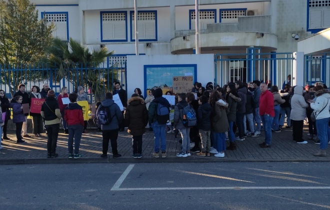 Professores concentraram-se à porta da escola de Cercal do Alentejo