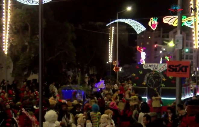 Foliões e visitantes encheram a “Avenida” em noite de Carnaval noturno