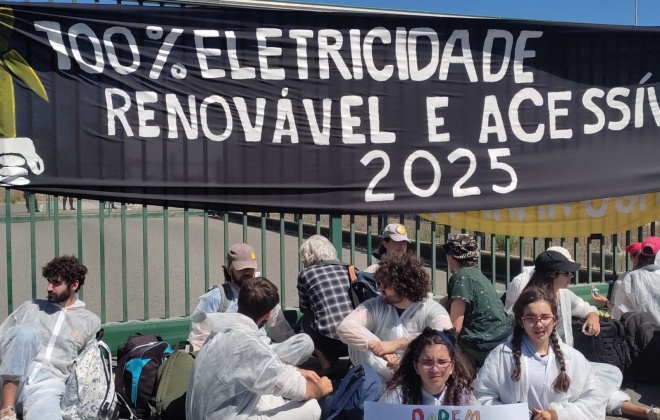 Ativistas acorrentam-se na portaria principal do Terminal de GNL em Sines