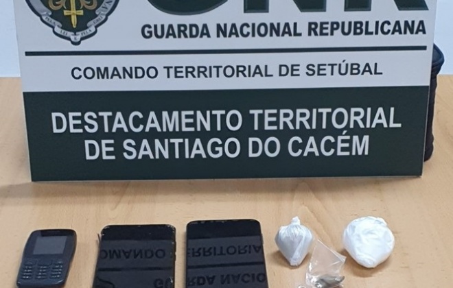 GNR deteve um suspeito de tráfico de droga e apreende 400 doses de droga em Sines