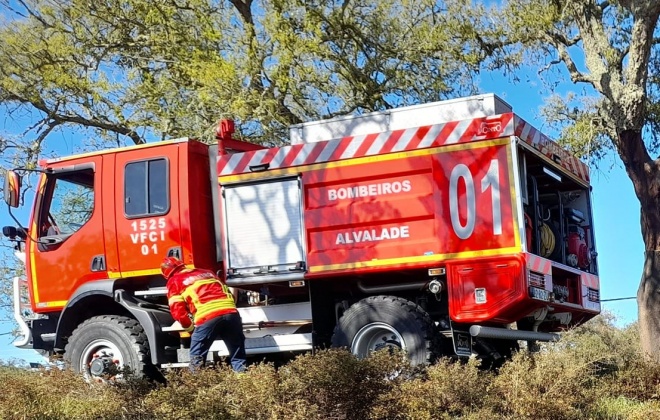 Bombeiros combatem incêndio em Ermidas-Sado