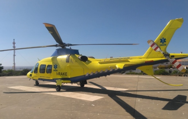 Helicóptero do INEM aterra na APS para transportar doente internado no Hospital do Litoral Alentejano