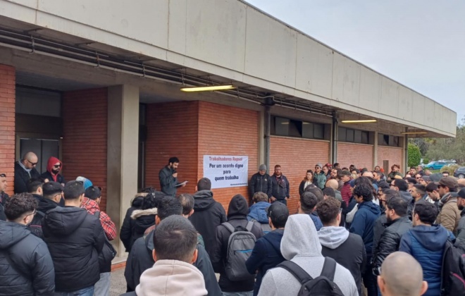 Trabalhadores na Repsol concentraram-se à porta da empresa e exigir um acordo de empresa digno