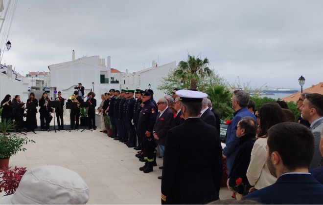 Em Sines o hastear das bandeiras foi substituído por uma homenagem ao Papa Francisco
