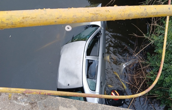 Carro despistou-se e caiu na ribeira junto a Santa Catarina no concelho de Alcácer do Sal