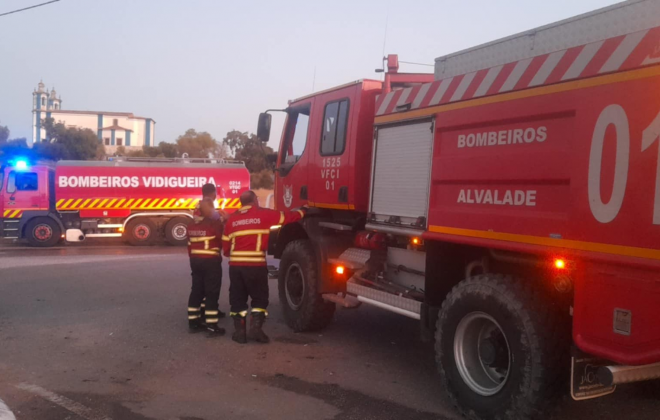 Bombeiros do Litoral Alentejano apoiam combate a incêndio em Messejana