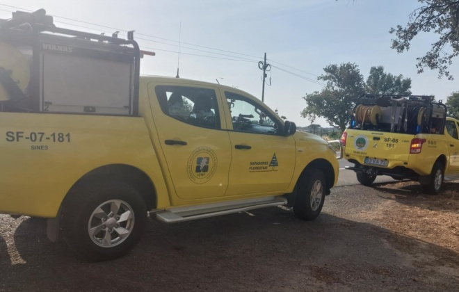 Sapadores Florestais de Sines reforçam combate a incêndio em Aljezur