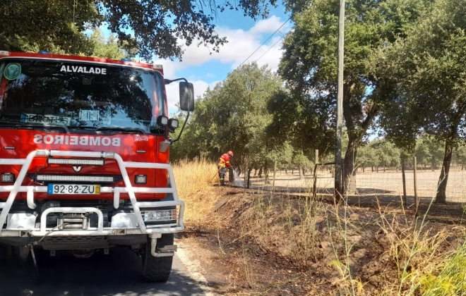 Incêndio consumiu área de mato no concelho de Grândola