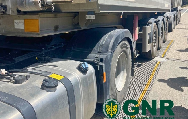 GNR detetou um veículo pesado na A2 a circular com mais do dobro do peso permitido