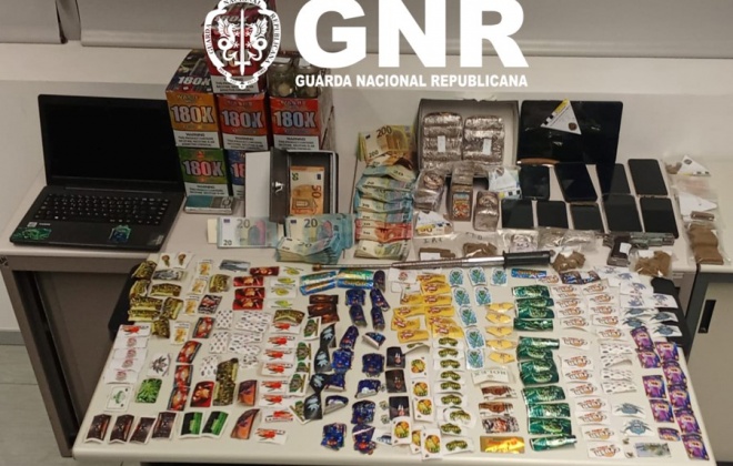 GNR apreende droga em Alcácer do Sal, Seixal e Marvila e detém 12 suspeitos de tráfico