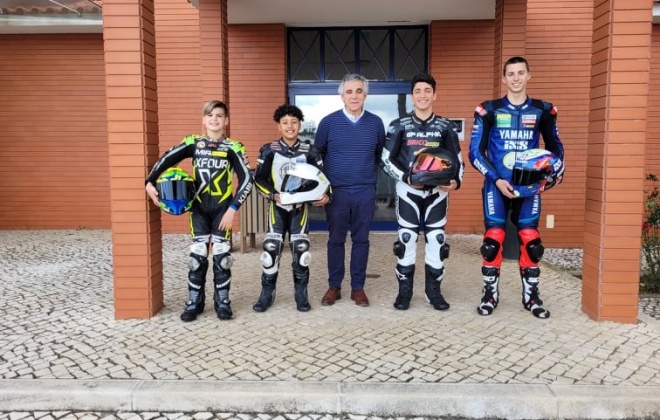 Águas de Santo André assina protocolos com 4 jovens atletas de Vila Nova de Santo André