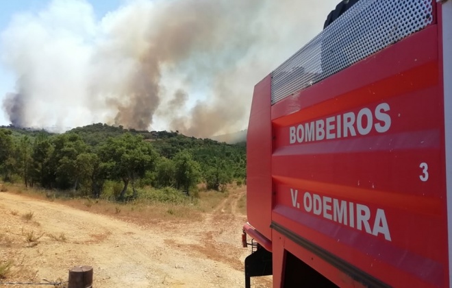 Bombeiros combatem incêndio na freguesia de Colos, Odemira