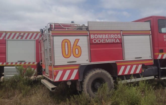 Está dominado o incêndio que deflagrou esta tarde na freguesia de Colos