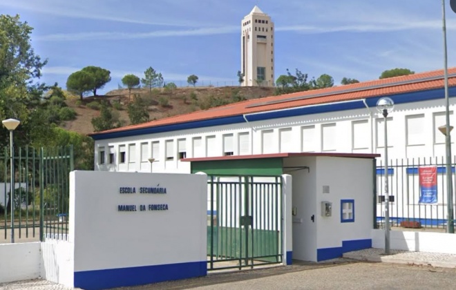 Nova paragem de autocarro junto à Escola Secundária Manuel da Fonseca entra em funcionamento